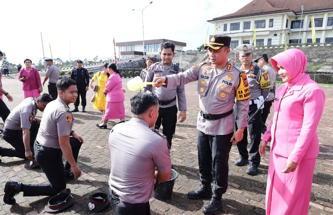 Sebagai ungkapan syukur, Kapolres Tapsel, AKBP Yasir Ahmadi, didampingi istri, menyirami air bunga sebagai tradisi kepada anggota yang mendapat kenaikan pangkat