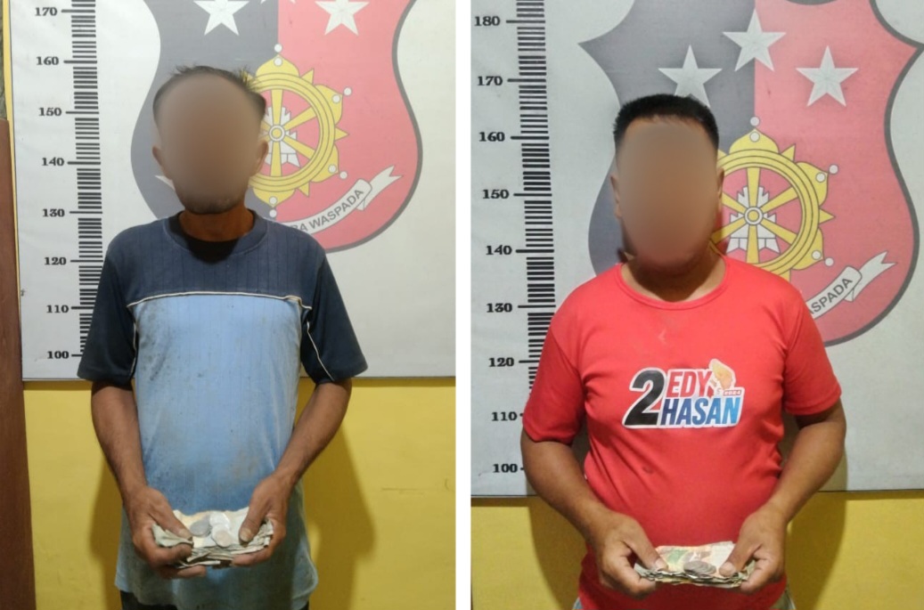 Kedua pelaku, RB dan ZMH, yang diduga melakukan Pungli usai diserahkan Tim Patroli Perintis Presisi Sat Samapta Polres Tapsel ke Polsek Sipirok