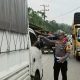 Di sela kesibuka melakukan pengamanan dan pengaturan lalu lintas di kawasan padat kendaraan di objek wisata Aek Sijorni, Kasat Lantas Polres Tapsel, AKP Danil Saragih, serta jajaran, menunjukkan rasa kepedulian ke sesama dengan berbagi permen dan air mineral ke pengguna jalan