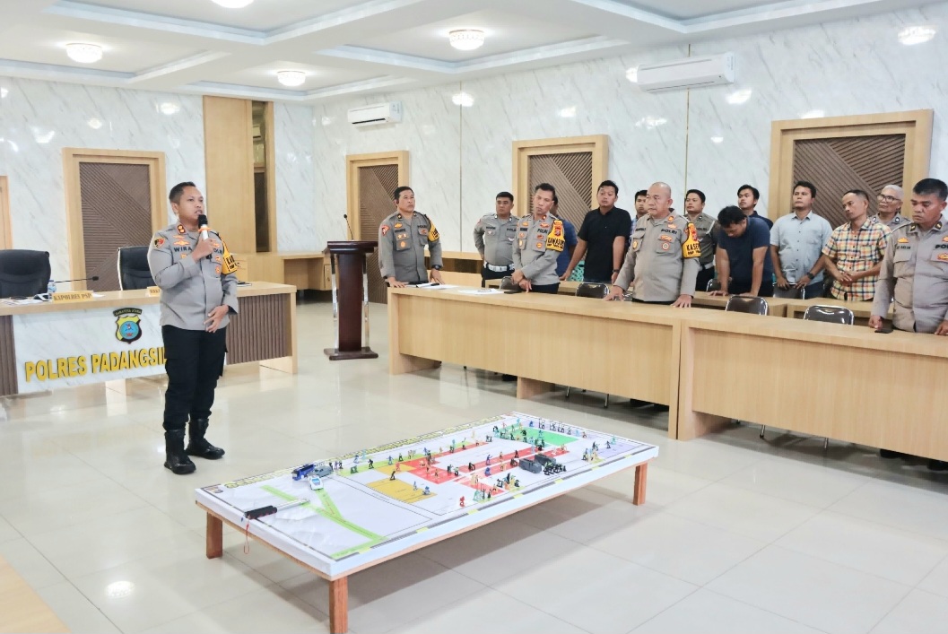 Kapolres Padangsidimpuan, AKBP Dr Wira Prayatna, saat memberikan arahan ke para PJU, Perwira, dan personel lainnya, di sela kegiatan Sispam Mako