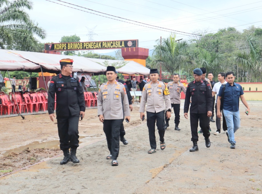 Kapolres Tapsel, AKBP Yasir Ahmadi, bersama Danyon C Sat Brimob Polda Sumut, AKBP Dr Buala Zega, Waka Polres Tapsel, Kompol Rapi Pinakri, dan lainnya, saat hendak meresmikan Masjid Al Fatimah