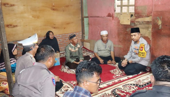AKBP Wira Salurkan Bantuan ke Keluarga Korban Kecelakaan