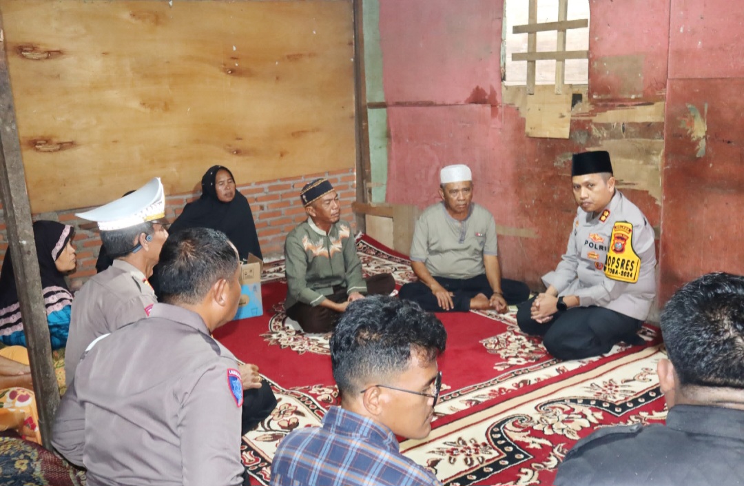 Kapolres Padangsidimpuan, AKBP Wira Prayatna, bersama Kasat Lantas, AKP Rianto Polman Pasaribu, dan Kanit Turjagwali, Ipda Andi Situmorang, beserta rombongan saat mengucapkan belasungkawa sekaligus menyalurkan bantuan sosial ke keluarga korban kecelakaan