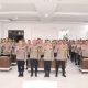 Kapolres Tapsel, AKBP Yasir Ahmadi, dengan Kabag Ops Kompol Abdi Abdillah, Kasat Binmas AKP Eka Wahyudi, berfoto bersama dengan para Bhabinkamtibmas dan personel Sat Binmas lainnya