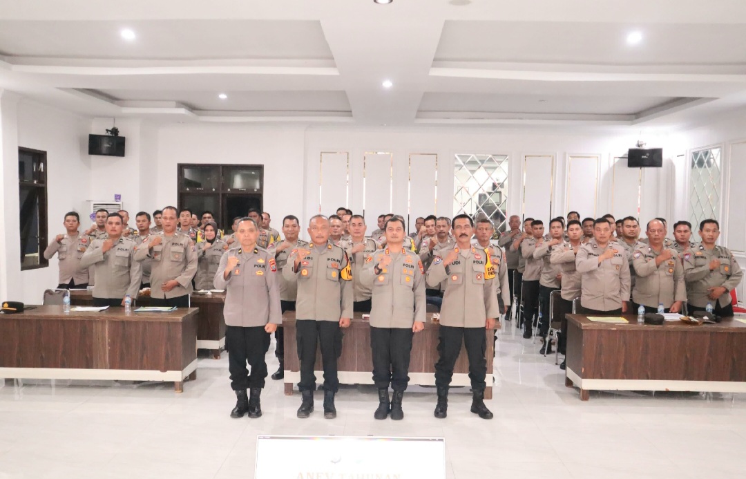 Kapolres Tapsel, AKBP Yasir Ahmadi, dengan Kabag Ops Kompol Abdi Abdillah, Kasat Binmas AKP Eka Wahyudi, berfoto bersama dengan para Bhabinkamtibmas dan personel Sat Binmas lainnya