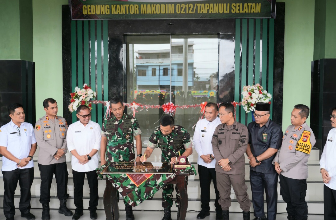 Kapolres Tapsel, AKBP Yasir Ahmadi, beserta unsur Forkopimda lainnya, menyaksikan penandatanganan prasasti Gedung Makodim 0212/TS