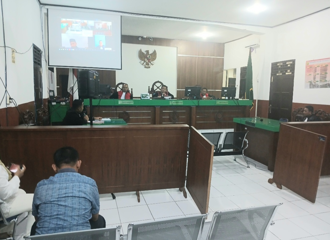 JPU dari Kejari Tapsel, Sorituwa Agung Tampubolon, saat membacakan tuntutan terhadap terdakwa yang hadir secara daring disaksikan Kuasa Hukumnya serta Majelis Hakim PN Kota Padangsidimpuan yang diketuai Azhari Prianda Ginting dalam sidang kasus dugaan kerusuhan berujung pada aksi pengeroyokan hingga pengerusakan mobil milik PT SAE Group