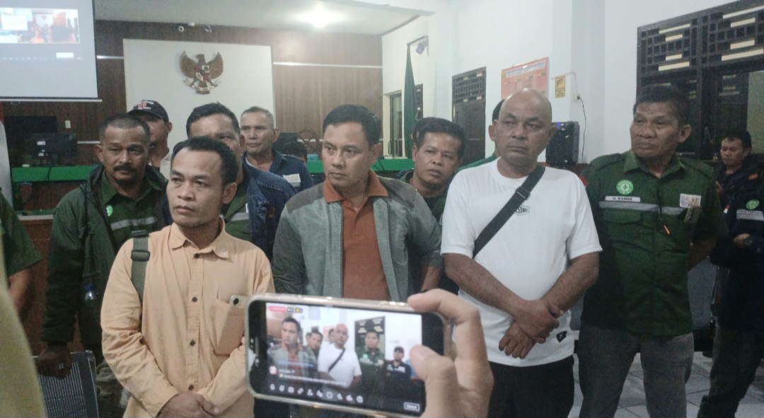 Para korban saat diwawancarai awak media seusai sidang pembacaan tuntutan di PN Kota Padangsidimpuan