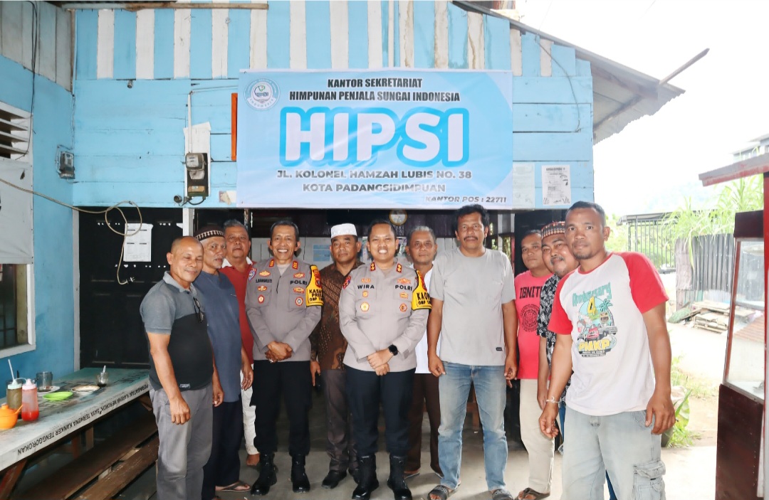 Kapolres Padangsidimpuan, AKBP Dr Wira Prayatna, didampingi Kasat Binmas, AKP S Rangkuti, berfoto bersama Pengurus HIPSI usai membahas optimalisasi Lubuk Larangan