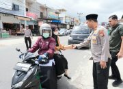 Usai Imami Jumat Berjamaah, AKBP Yasir Bagikan Ratusan Nasi Kotak