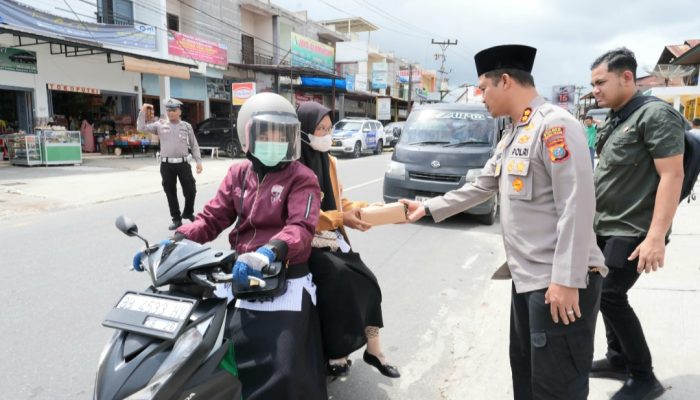 Usai Imami Jumat Berjamaah, AKBP Yasir Bagikan Ratusan Nasi Kotak