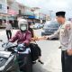 Kapolres Tapsel, AKBP Yasir Ahmadi, berbagi ratusan nasi kotak dalam program rutin Jumat Berkah usai mengimami salat Jumat berjamaah di Masjid Al Ikhlas