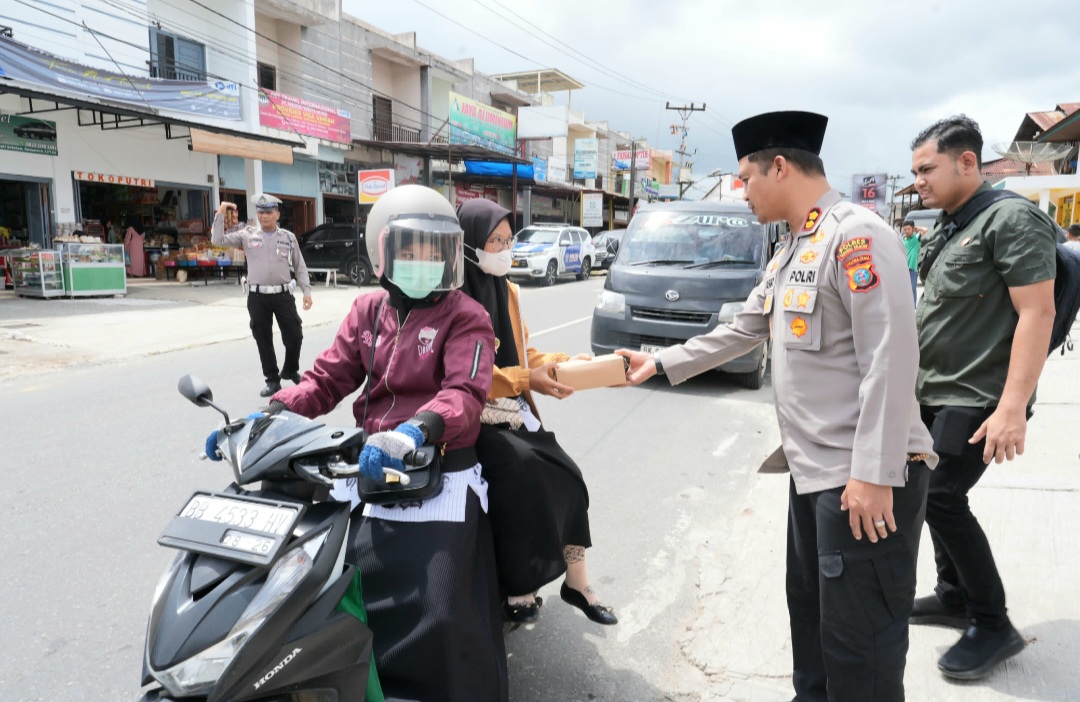 Kapolres Tapsel, AKBP Yasir Ahmadi, berbagi ratusan nasi kotak dalam program rutin Jumat Berkah usai mengimami salat Jumat berjamaah di Masjid Al Ikhlas