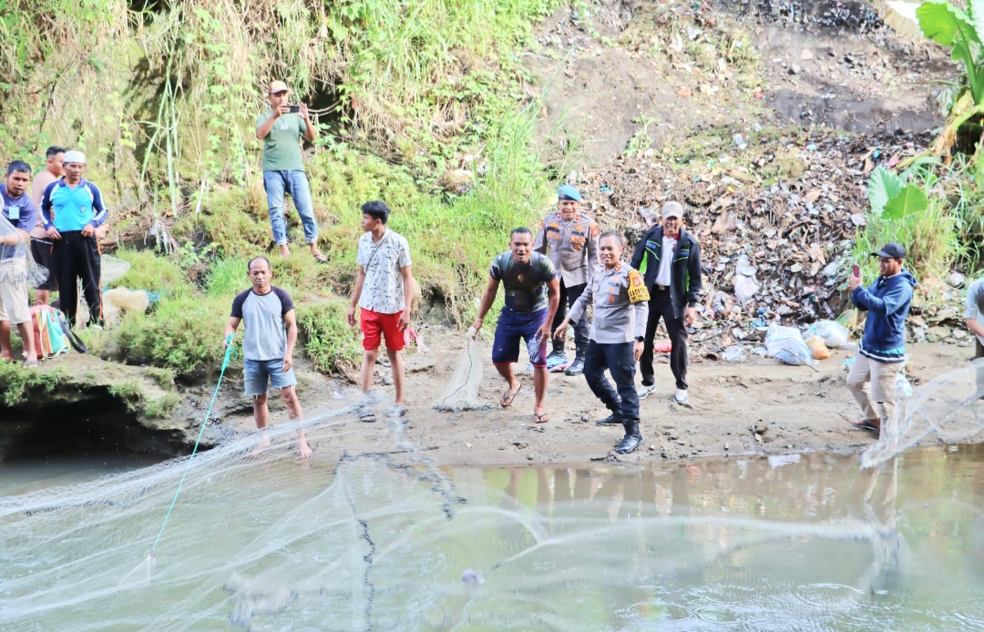 Kapolres Padangsidimpuan, AKBP Dr Wira Prayatna, secara simbolis membuka lubuk larangan di Sungai Sibontar bersama tokoh masyarakat dan perwakilan HIPSI