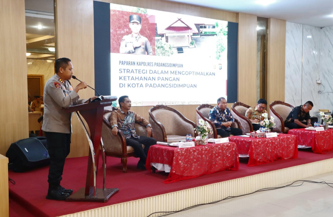 Kapolres Padangsidimpuan, AKBP Wira Prayatna, saat memberikan pemaparan terkait strategi suksesi ketahanan pangan bersama unsur Forkopimda dan stakeholder terkait lainnya dalam rangka implementasi program prioritas Asta Cita Presiden RI, Prabowo Subianto