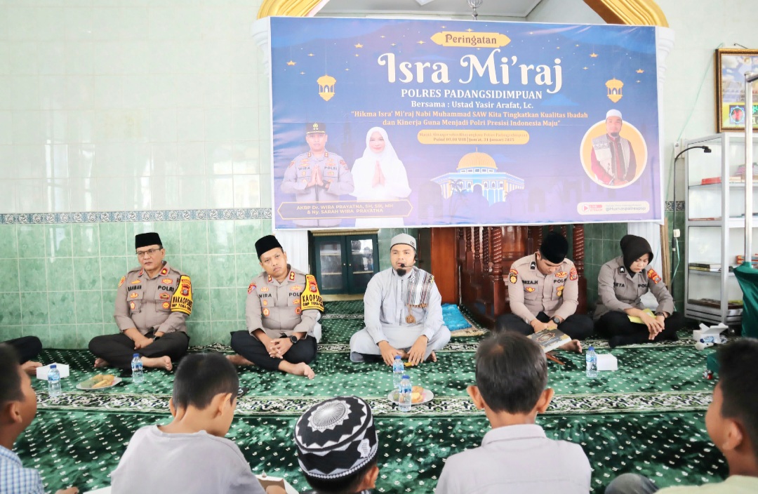 Kapolres Padangsidimpuan, AKBP Wira Prayatna, bersama jajaran saat menggelar peringatan Israk Mikraj Nabi Muhammad SAW 1446 H