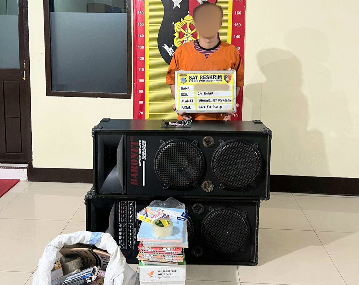 Tersangka berinisial, RTA, saat menunjukkan barang bukti ATK dan lainnya, usai ditangkap Tim dari Sat Reskrim Polres Padangsidimpuan