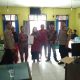 NS dan RSL menunjukkan surat pernyataan kesepakatan damai di hadapan Bhabinkamtibmas Polsek Batang Toru, Aiptu Hilman S Harahap, dan perangkat Desa Sipenggeng, setelah sebelumnya sempat terlibat cekcok hingga menjurus ke arah perbuatan tidak menyenangkan