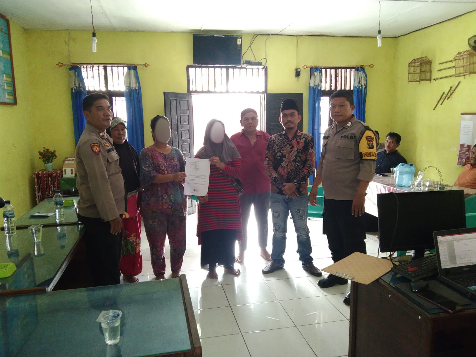 NS dan RSL menunjukkan surat pernyataan kesepakatan damai di hadapan Bhabinkamtibmas Polsek Batang Toru, Aiptu Hilman S Harahap, dan perangkat Desa Sipenggeng, setelah sebelumnya sempat terlibat cekcok hingga menjurus ke arah perbuatan tidak menyenangkan