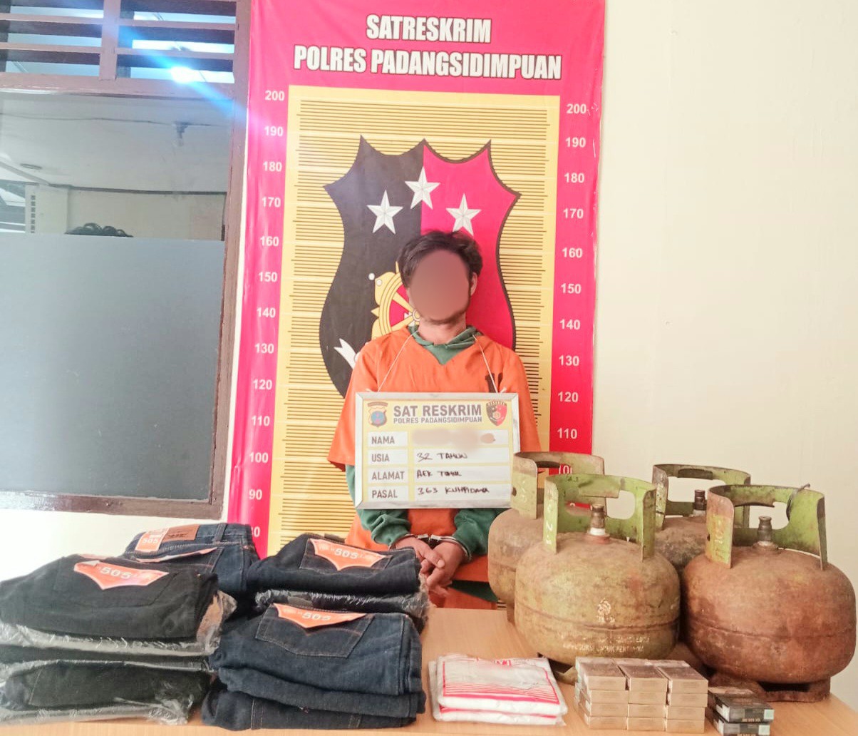 Pelaku pencurian dengan pemberatan di sebuah Ruko berusia 32 tahun berinisial, RES, berikut barang bukti hasil curian usai diamankan Tim Opsnal Sat Reskrim Polres Padangsidimpuan