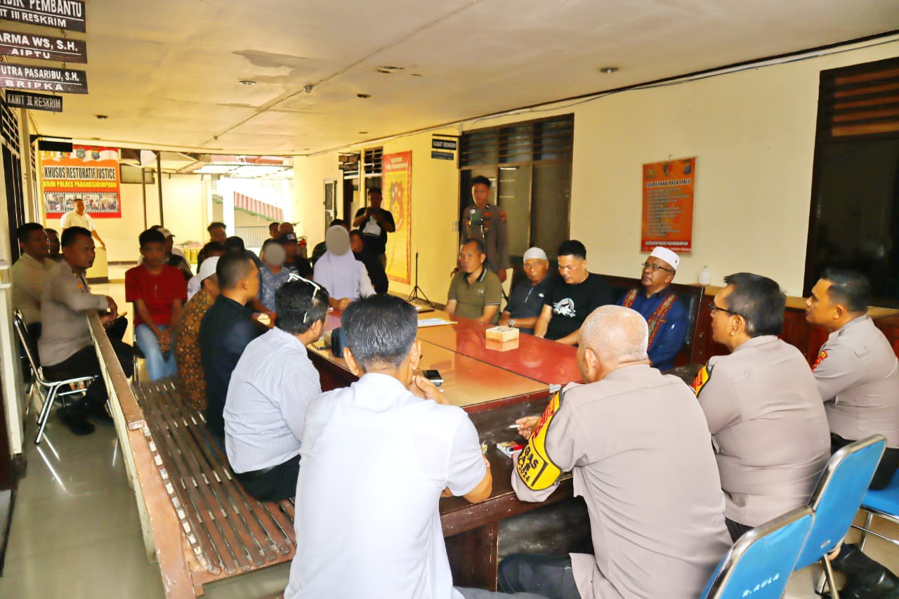 Polres Padangsidimpuan saat menggelar upaya mediasi dengan memanggil kedua belah pihak atas kasus dugaan pengeroyokan terhadap seorang anak yang dituduh mencuri