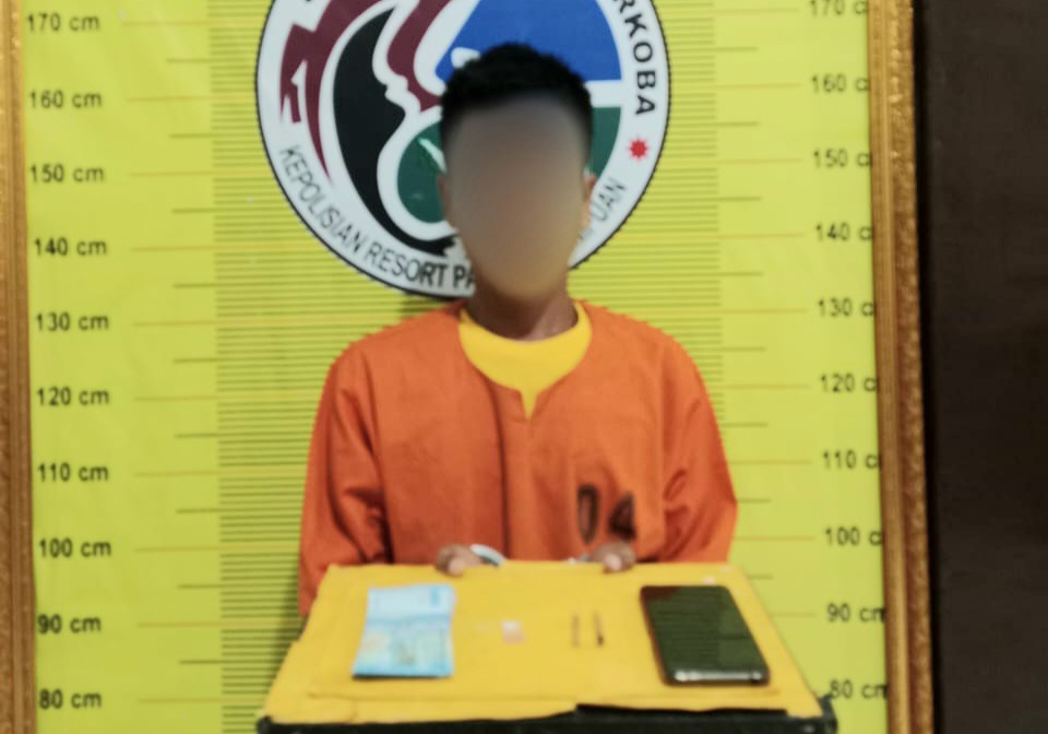 Tersangka saat menunjukkan barang bukti usai diamankan Tim Opsnal Sat Resnarkoba Polres Padangsidimpuan