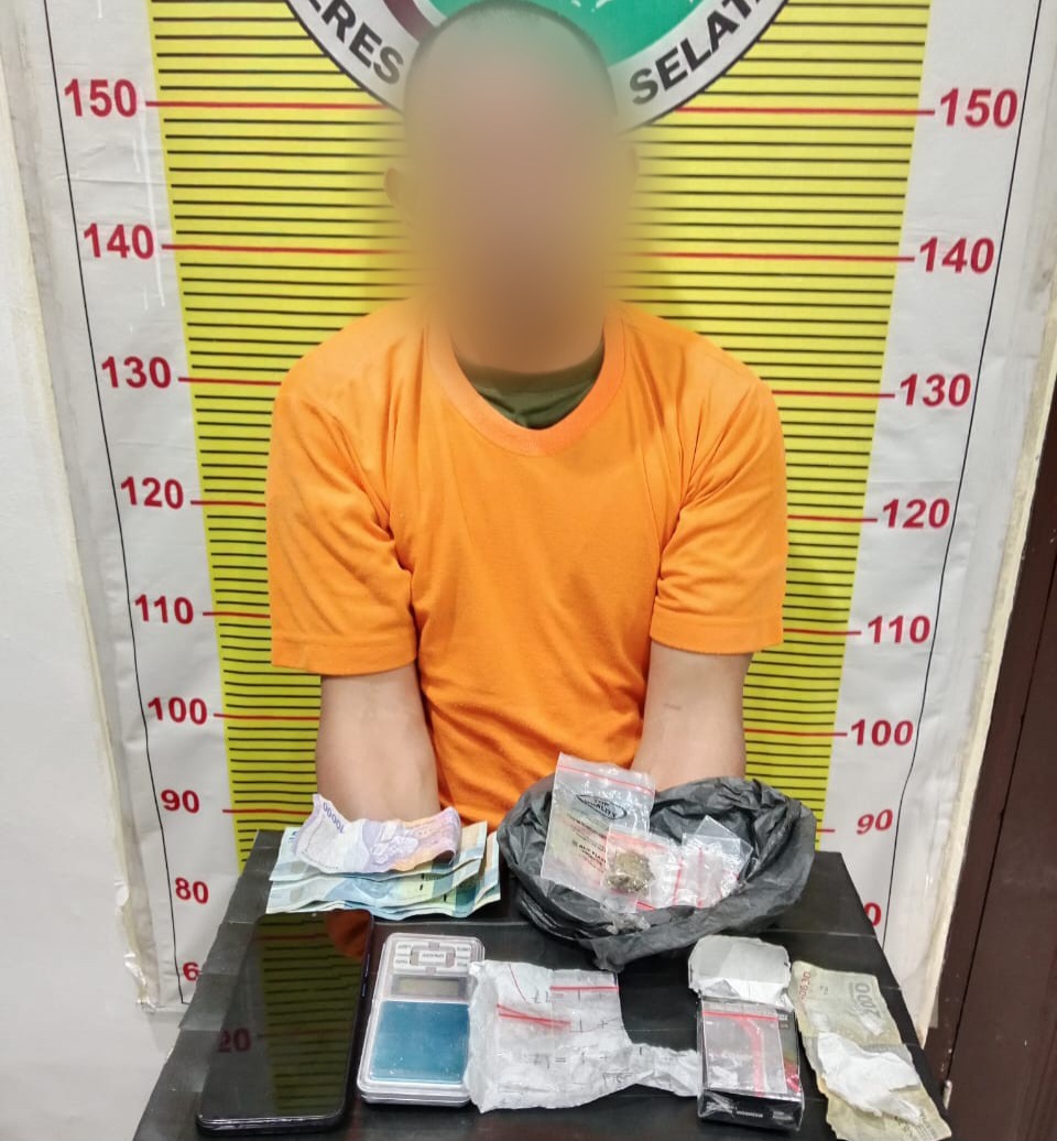 Terduga bandar narkotika berinisial, SS alias Korea, saat menunjukkan barang bukti usai dibekuk Tim Opsnal Sat Resnarkoba Polres Tapsel