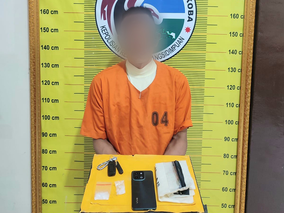 Seorang oknum Satpam di salah satu Bank berinisial, INL (39), usai diamankan Tim Opsnal Sat Resnarkoba Polres Padangsidimpuan
