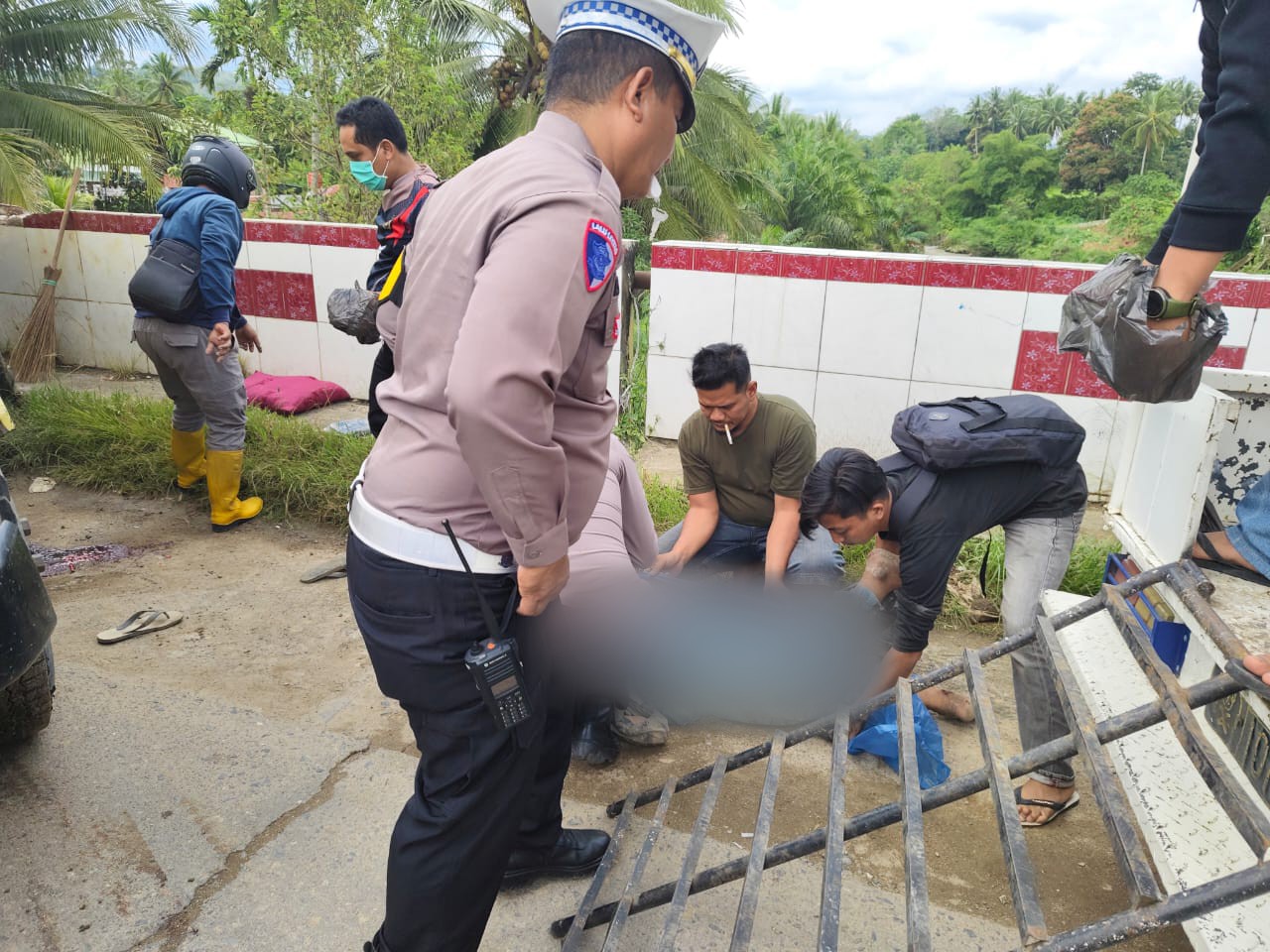 Kanit Gakkum Sat Lantas Polres Padangsidimpuan, Ipda Roy FD Rumapea, dan anggota bersama warga sekitar sesaat setelah berhasil mengevakuasi jenazah korban dari bawah kolong Truk untuk selanjutnya dibawa ke RSUD