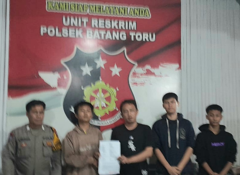 Kedua belah pihak yang sempat cekcok mulut sepakat berdamai dengan menunjukkan surat kesepakatan perdamaian usai dimediasi oleh Bhabinkamtibmas Polsek Batang Toru