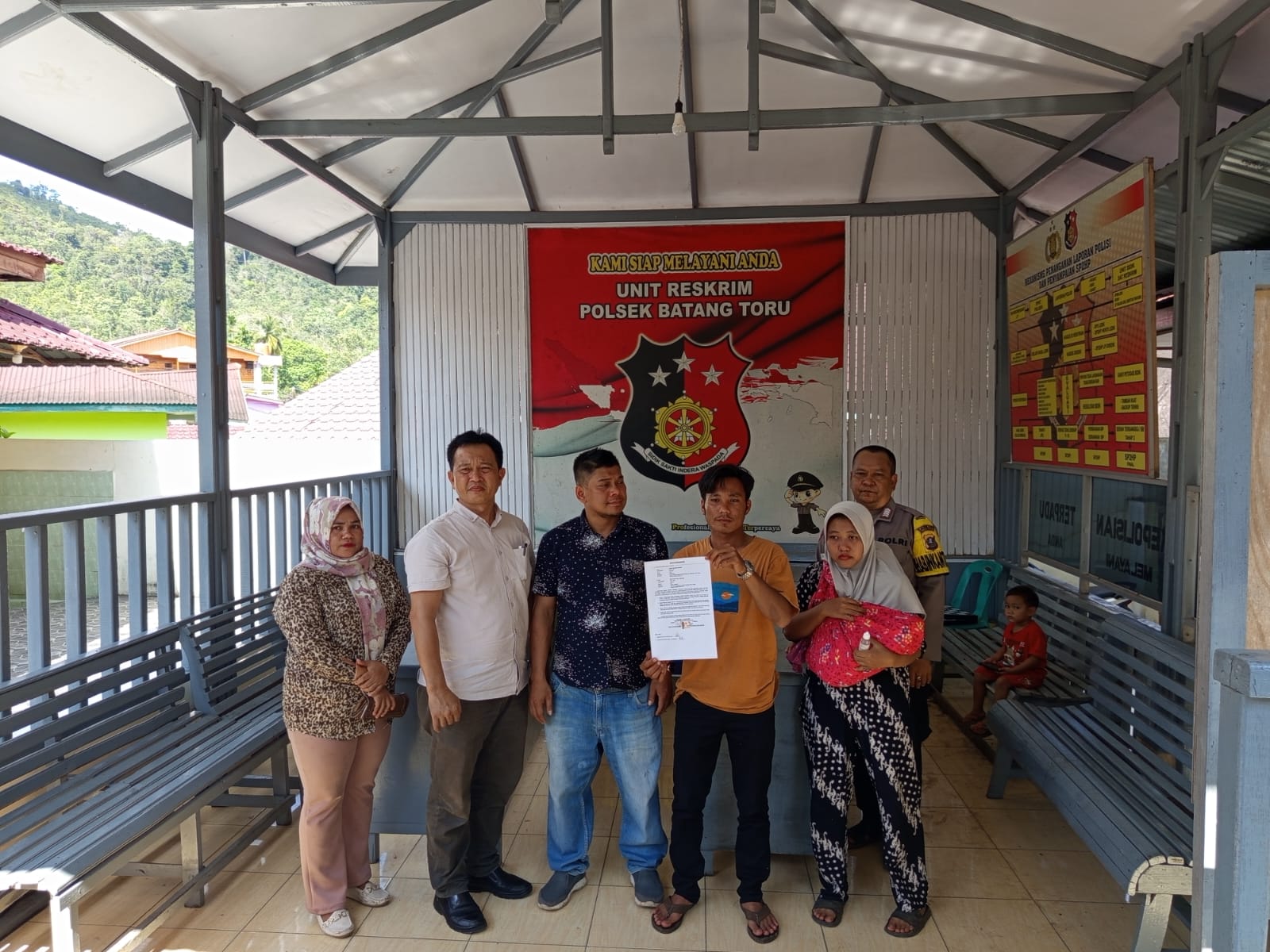 Kanit Reskrim Polsek Batang Toru, Ipda Hary Agus Pohan, SH, bersama Bhabinkamtibmas, Bripka Adam Pohan, usai memediasi kedua belah pihak pada kasus dugaan penipuan penerimaan kerja di PLTA Simarboru hingga berakhir damai