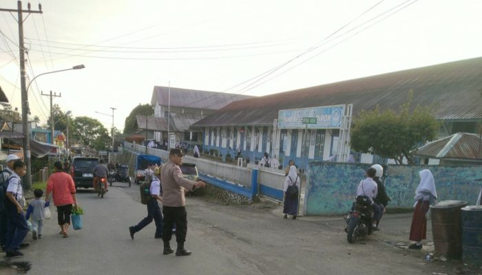 Pengabdian Polri, Polsek Sipirok Seberangkan Anak Sekolah di Jam Padat