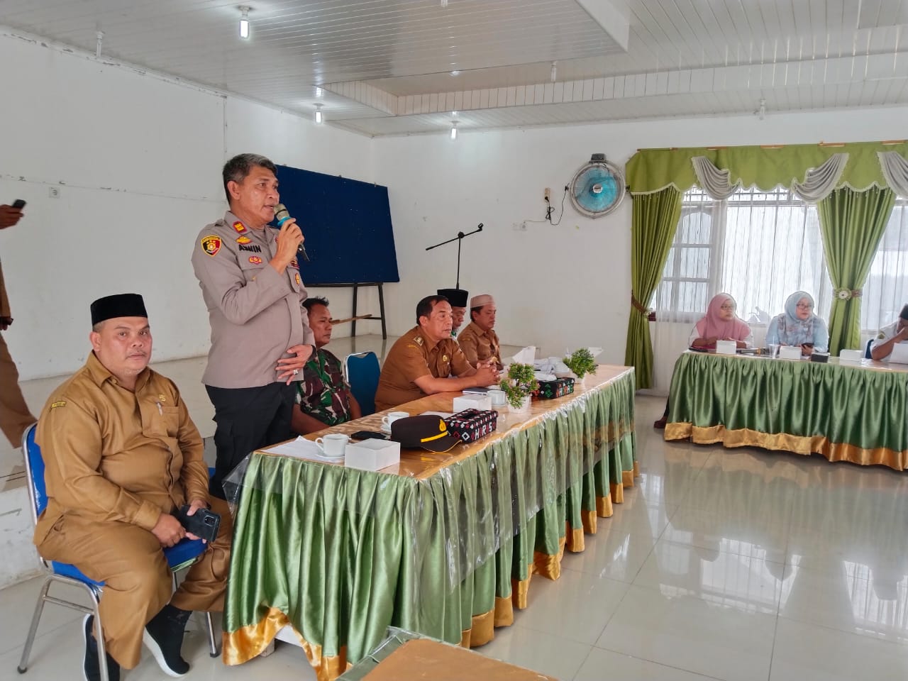 Kapolsek Sipirok, Iptu Aswin Manurung, saat memberikan sambutan di sela rapat persiapan MTQ di Aula Kantor Camat