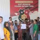 Kedua belah pihak bersama-sama menunjukkan surat pernyataan perdamaian usai dimediasi Polsek Batang Toru