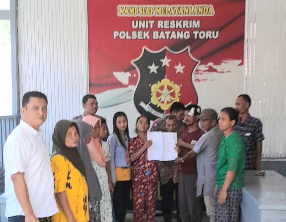 Kedua belah pihak bersama-sama menunjukkan surat pernyataan perdamaian usai dimediasi Polsek Batang Toru