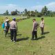 Waka Polsek Batang Toru, Iptu M Taufik Manullang, dan anggota saat mengecek lokasi lahan Ketapang di Desa Telo