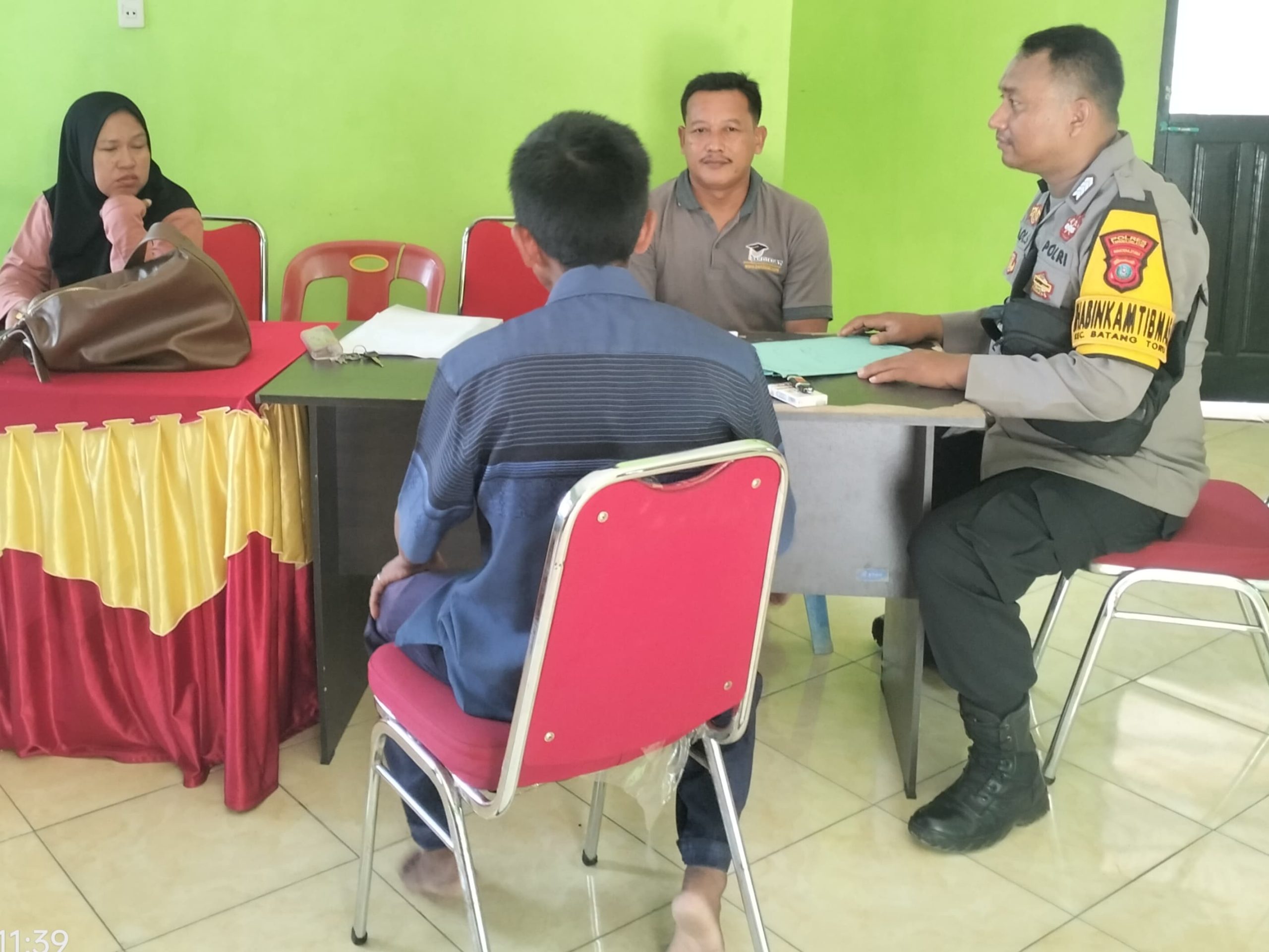 Bhabinkamtibmas Polsek Padang Bolak, Bripka Adi Suito, saat menyambangi masyarakat di Aula Kantor Desa Hambiri