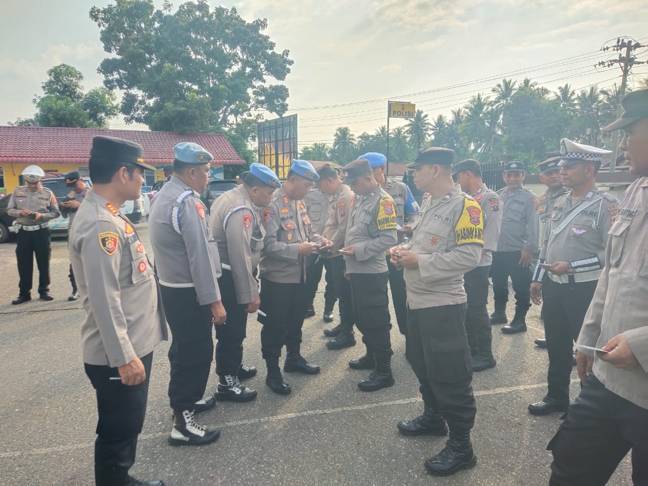 Kasi Propam Polres Tapsel, AKP R Triharjanto, saat melaksanakan pemeriksaan HP ke para personel Polsek Padang Bolak guna memastikan tidak ada yang bermain judi online