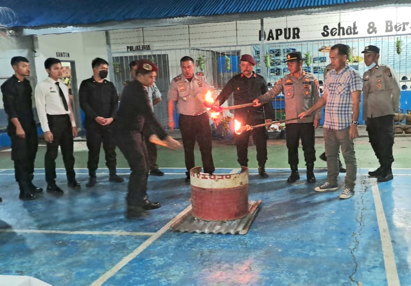 Kapolsek Padang Bolak, AKP Muallim Harahap, didampingi Kanit Reskrim, Iptu Danni M Sidauruk, serta Kalapas Kelas III Gunung Tua, Simson Bangun, dan lainnya, memusnahkan sejumlah barang terlarang yang ditemukan di Kamar hunian WBP usai melaksanakan razia bersama Pegawai Lapas