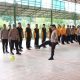 Waka Polres Padangsidimpuan, Kompol Rahman Takdir Harahap, melakukan tendangan bola pertama yang menandakan dimulainya Turnamen Futsal antar Satker