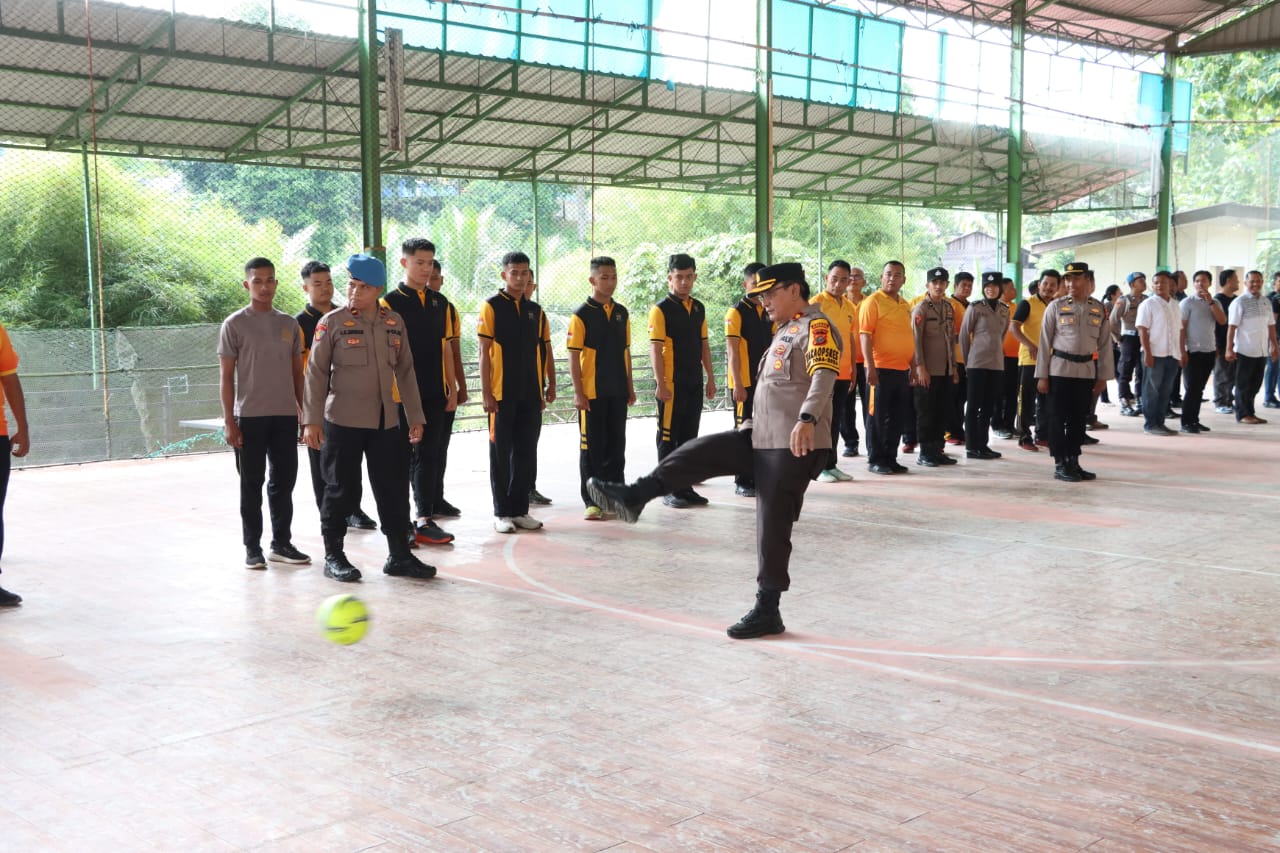 Waka Polres Padangsidimpuan, Kompol Rahman Takdir Harahap, melakukan tendangan bola pertama yang menandakan dimulainya Turnamen Futsal antar Satker