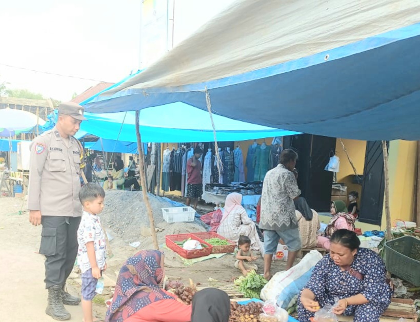 Bhabinkamtibmas Polsubsektor Simangambat, saat menggelar Patroli di Pasar Desa Langkimat