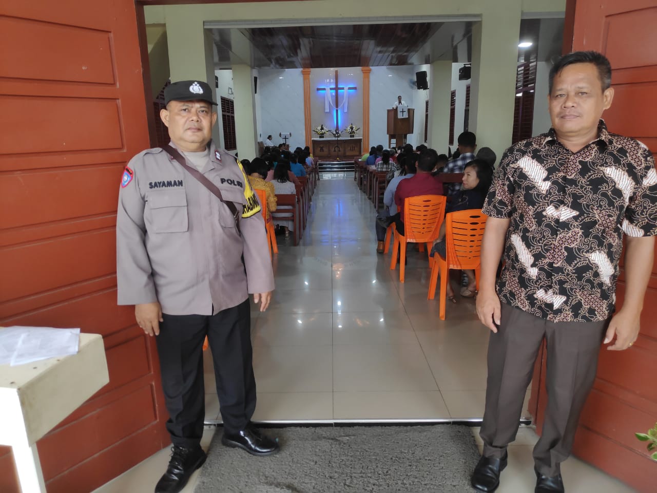 Bhabinkamtibmas Polsek Padang Bolak, Aiptu Sayaman Siregar, saat menggelar Patroli di Gereja HKBP Gunung Tua