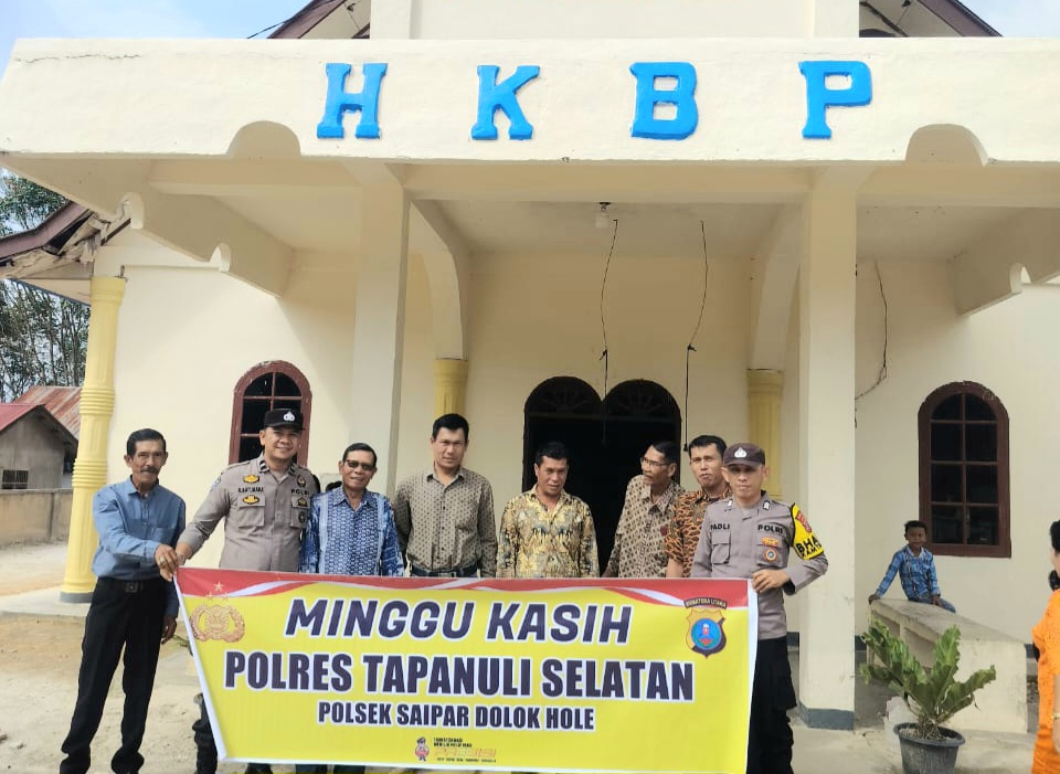 Personel Polsek SD Hole saat melaksanakan pengamanan di tengah-tengah jemaat ibadah Minggu di Gereja HKBP Sipagimbar
