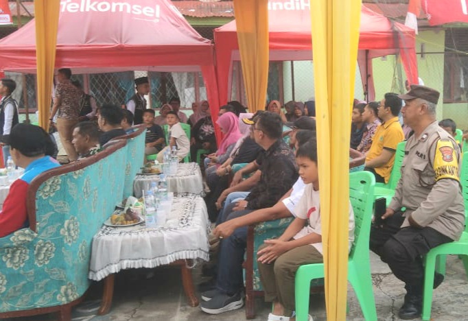 Bhabinkamtibmas Polsek Hutaimbaru, Aiptu Alfit Syahdani, menghadiri pembukaan Turnamen Futsal MAN 2 Cup di Kota Padangsidimpuan