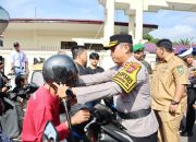 Usai Apel Ops Keselamatan Toba, AKBP Wira Bagikan Helm Gratis