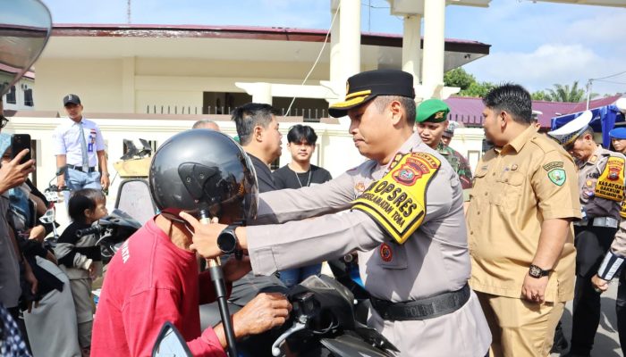 Usai Apel Ops Keselamatan Toba, AKBP Wira Bagikan Helm Gratis