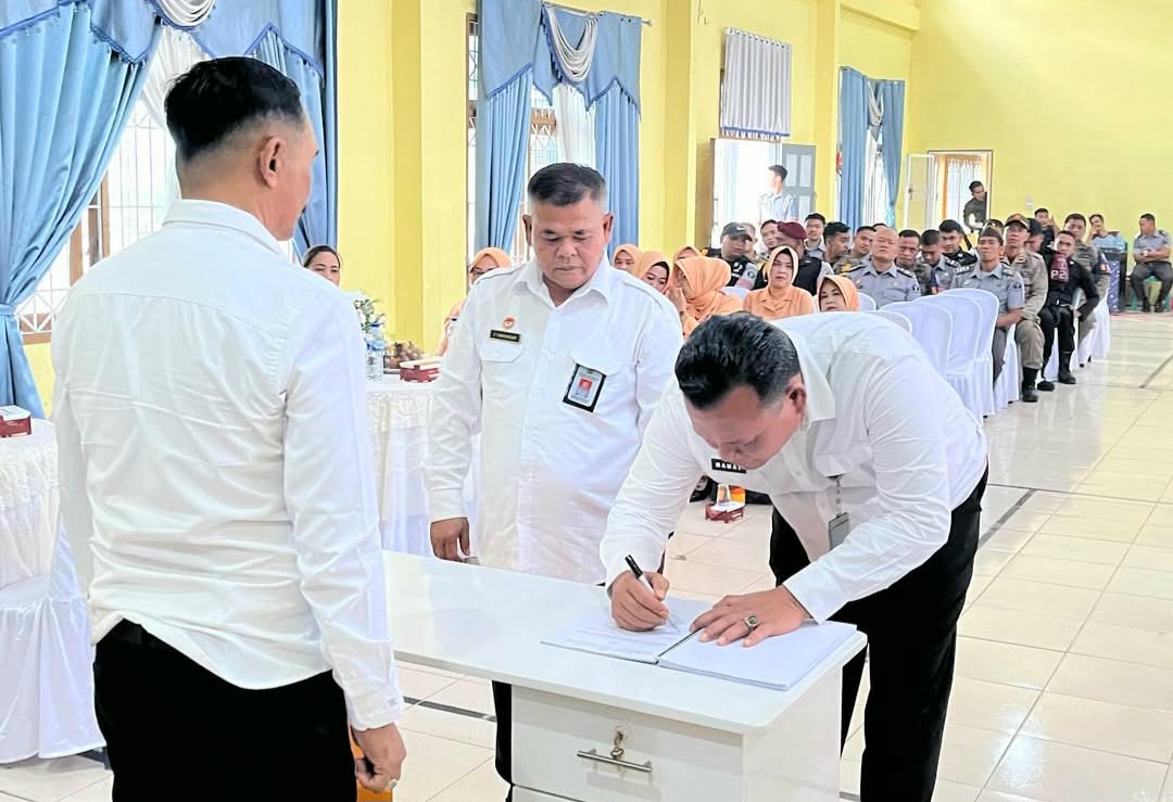 Kalapas Kelas IIB Padangsidimpuan yang baru, Mathrios Zulhidayat Hutasoit, saat menandatangani memori jabatan dari pejabat sebelumnya, Edison Tampubolon, disaksikan Kepala Divisi Perawatan, Pengamanan, dan Kepatuhan Internal Kanwil Kemenkumham Sumut, Edi Cahyono