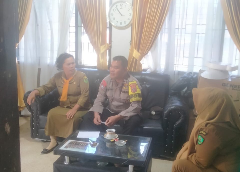 Bhabinkamtibmas Polsek Sipirok, Aipda Robinson Sihombing, saat mengajak pihak Kelurahan Bunga Bondar untuk menyuarakan pembasmian praktik perjudian dan peredaran narkoba