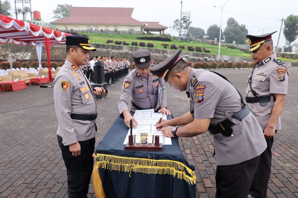 Kapolres Tapsel, AKBP Yasir Ahmadi, saat memimpin Upacara Sertijab jabatan Kabag Ops dan Kabag SDM